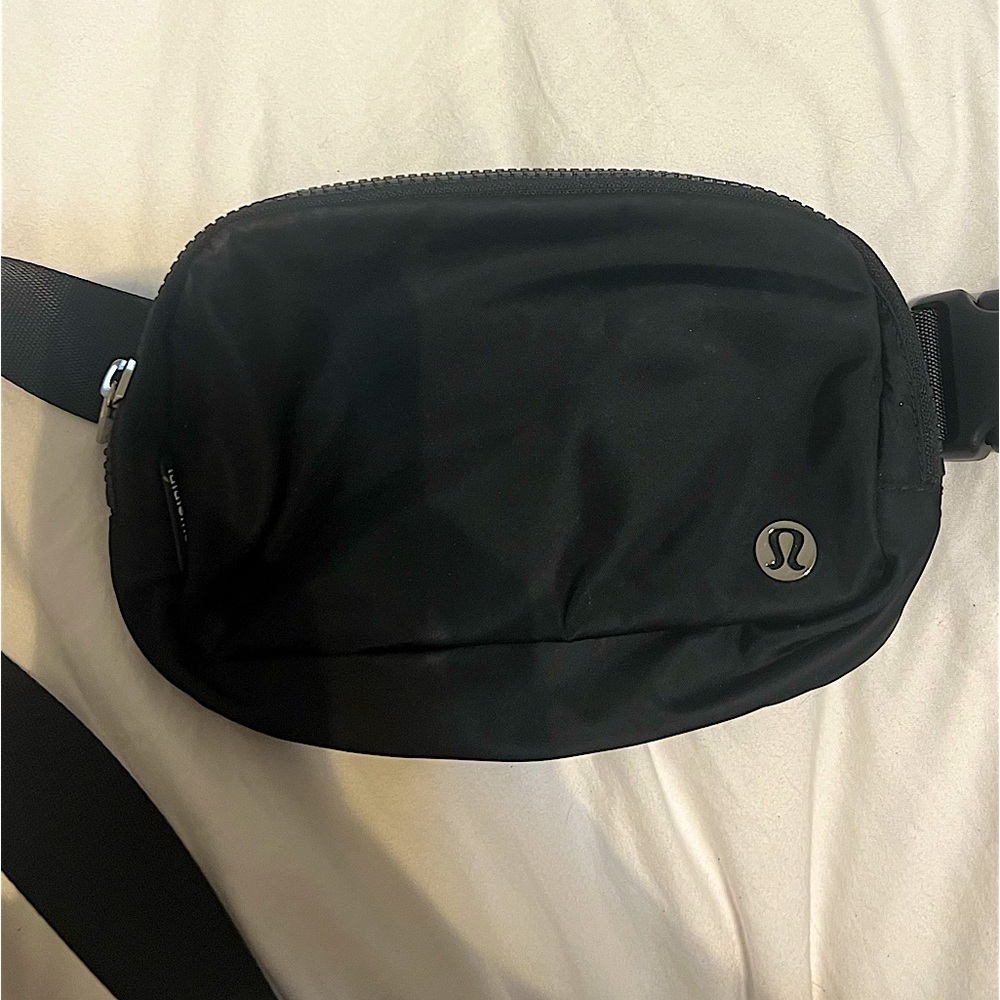 Black lululemon belt bag